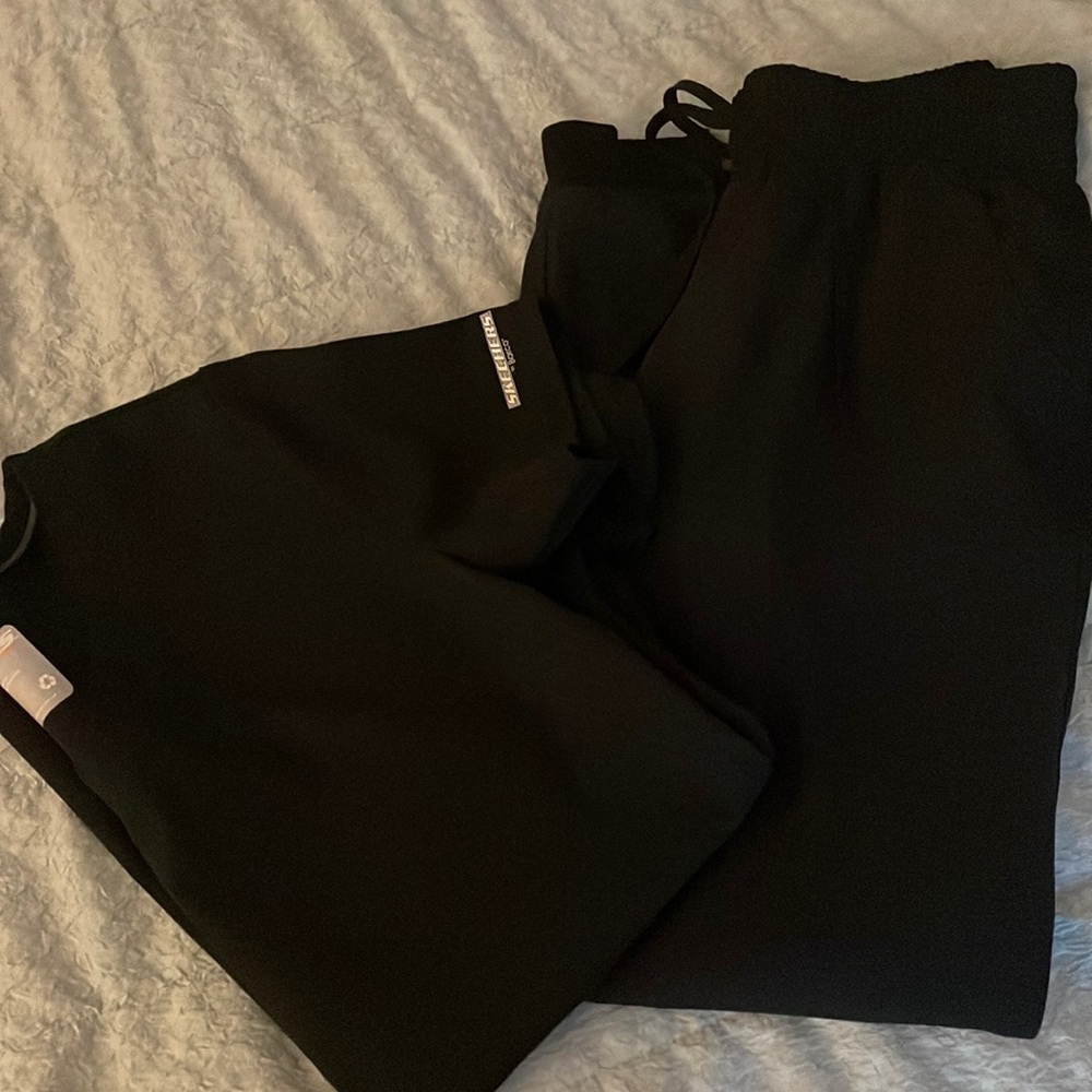Sketchers scrub set 
Top size XS 
Bottoms size XXS(JOGGER STYLE)